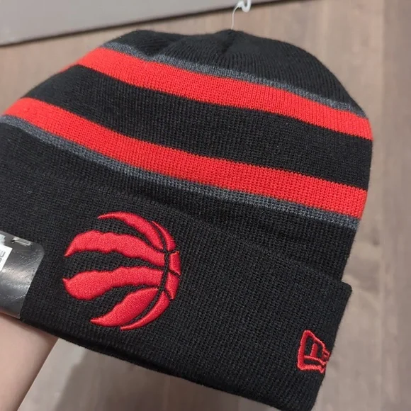 Raptors tuque - Picture 3 of 3